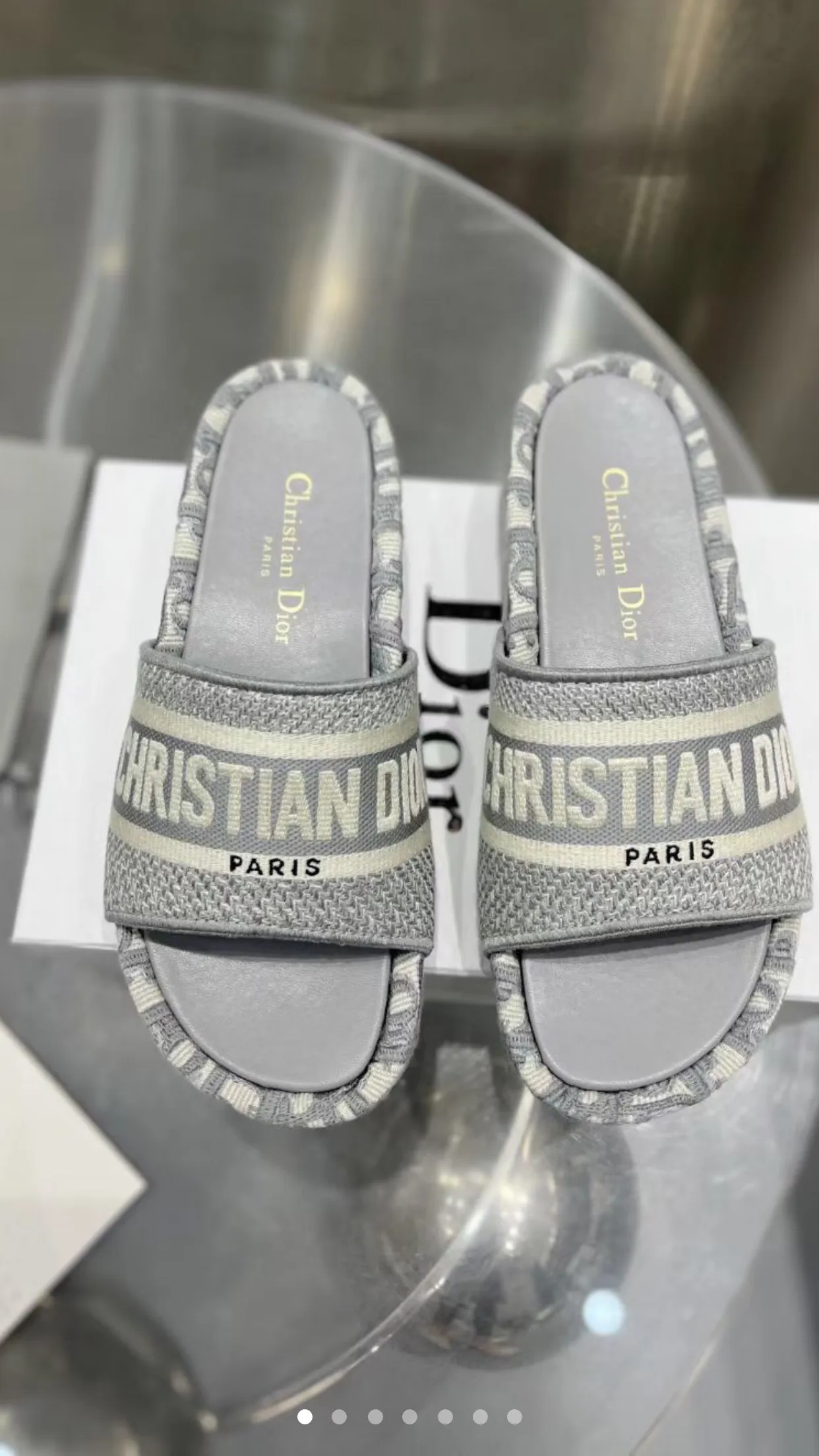 👟👟Ex-factory price 400👟👟 The classic best-selling model continues... 🎈The most popular pair of Dior DIOR wedge-heeled platform slippers DIORBLIQUE pattern jacquard embroidered prince, 🪡designed with classic logo embroidery craft elements. D’s most popular series in the past two years is really great! Super wow! 😘 Retro literary and fresh style, one of the must-have items in spring and summer 👏 💙Buy genuine products and reproduce them, synchronized with ten colors at the counter 💛High version of three-dimensional jacquard embroidered upper, cowhide lining 💚Original molded custom outsole, non-slip and wear-resistant Heel height: 5Cm, long legs to wear Comes with a full set of exquisite packaging Code number: 34-43 (34, 41, 42, 43 are custom-made and cannot be returned or exchanged)
